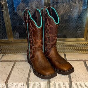 NWOT Justin Gypsy Western Boots with Turquoise Accents. Size 6B